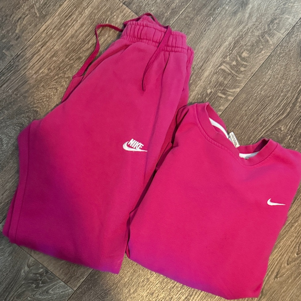 Nike women  Fuchsia Jogger set